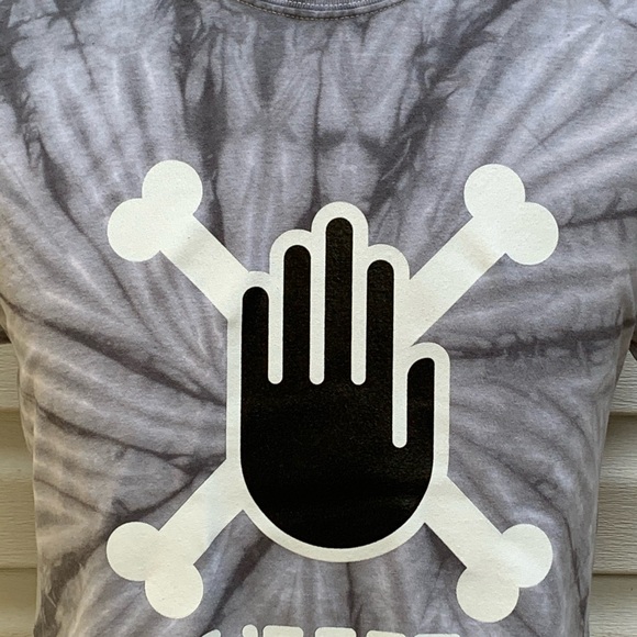 6’ FEET Hand And Cross Bones Tee - Shirt - Picture 4 of 12